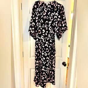 🩷🖤 Beautiful black dress with pink and brown flowered print! Very flowing!🩷🖤